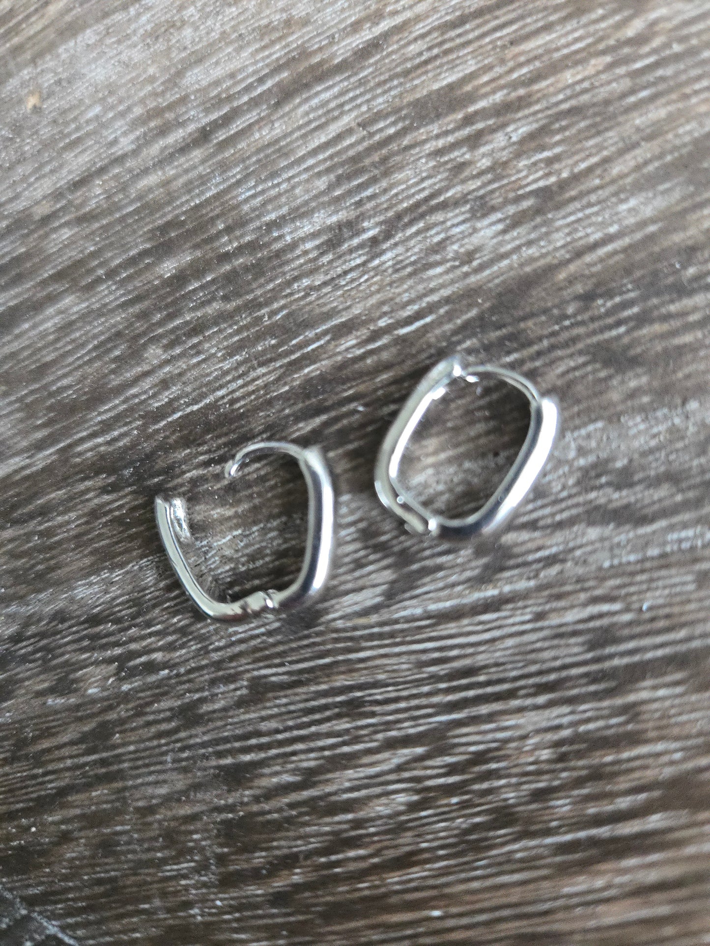 Interchangeable hoop earrings