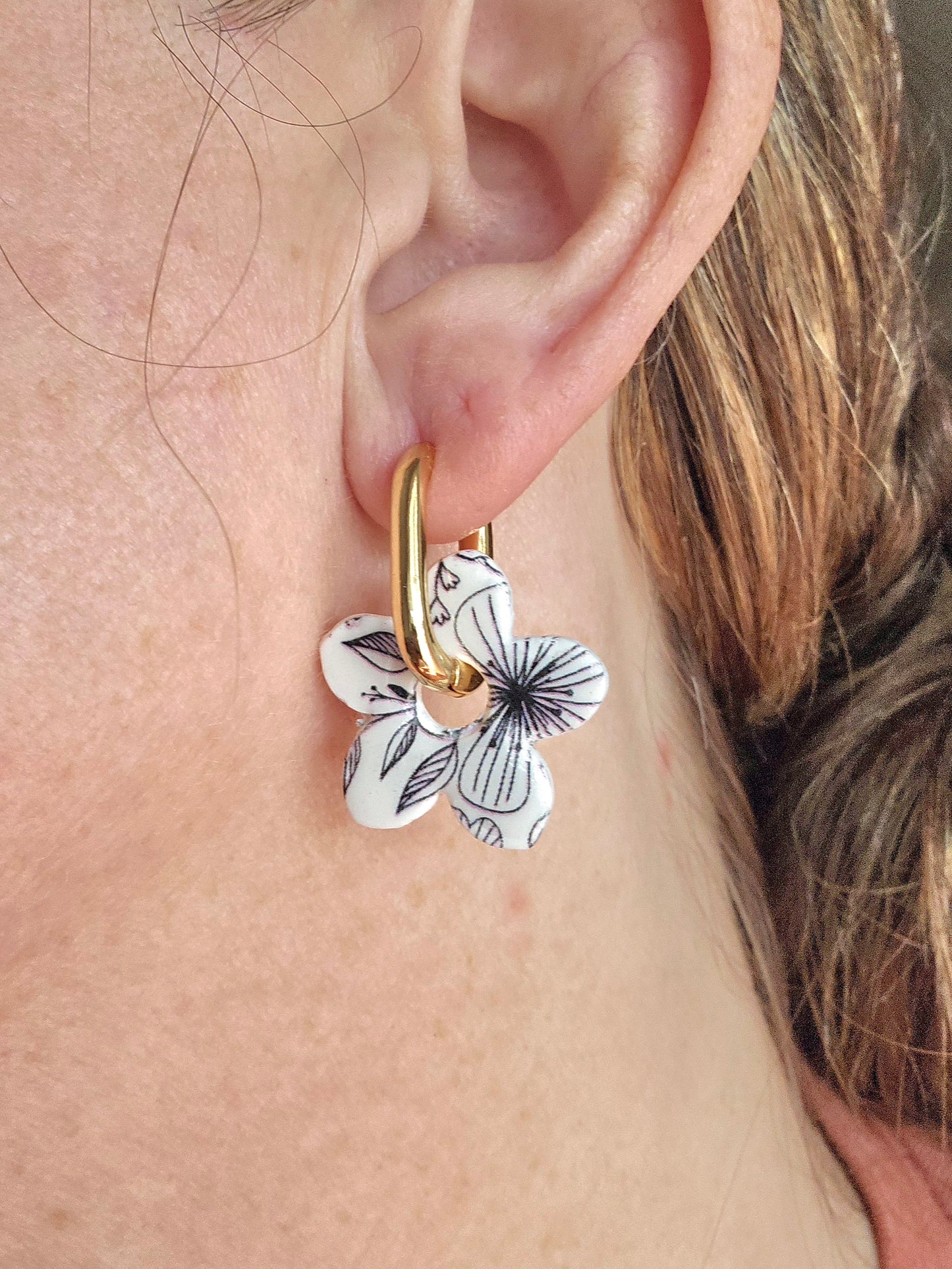 Interchangeable hoop earrings